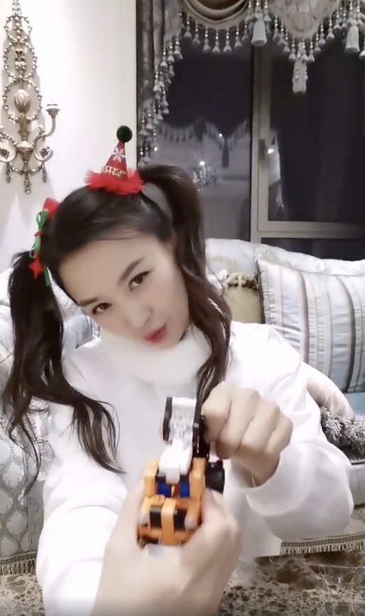 张庭扎两个羊角辫录视频卖萌，50岁依然少女感满满，毫无违和感