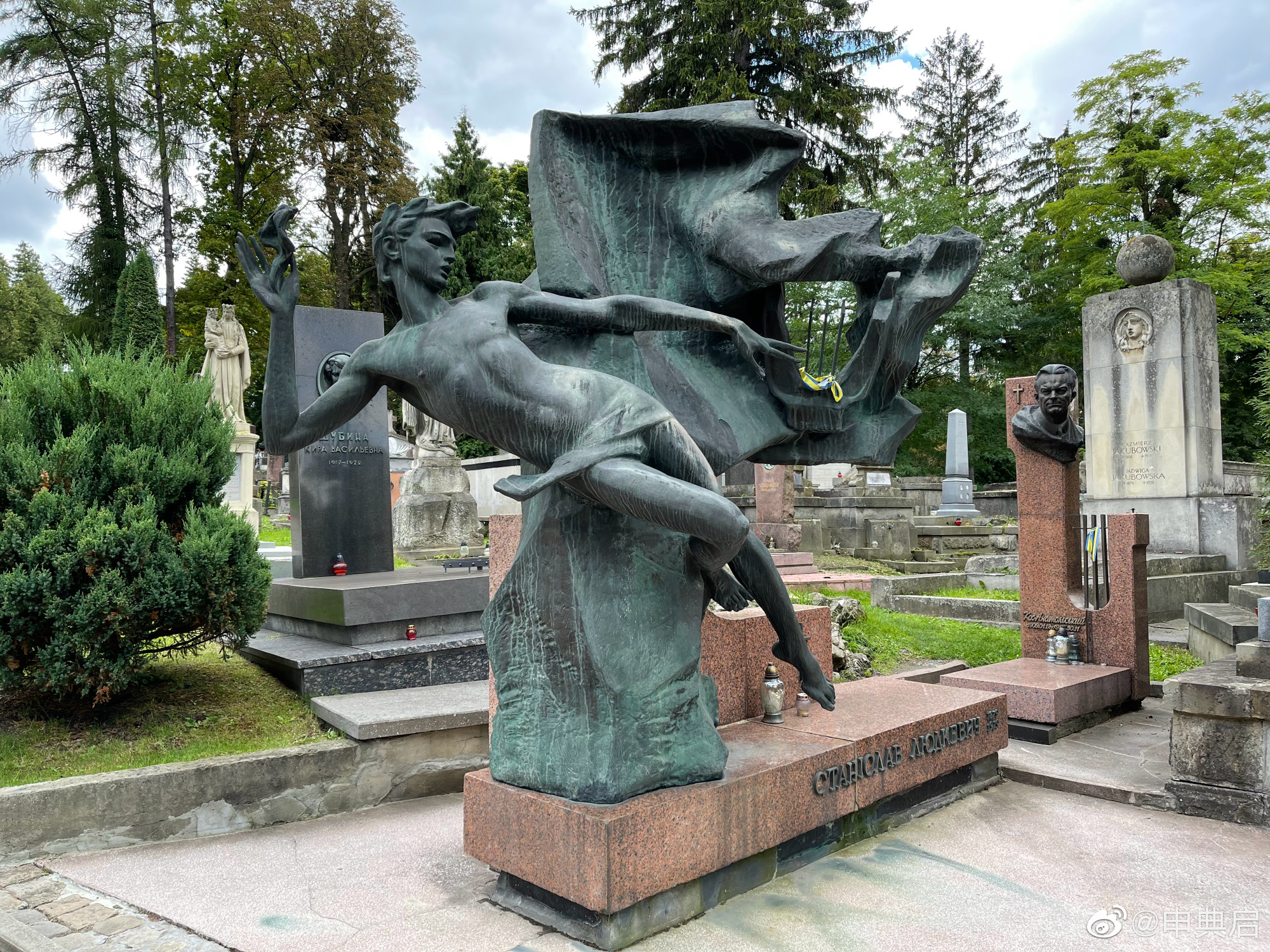 利沃夫最神奇的地方在于历史上多次易主，墓地都有各历史时期风格