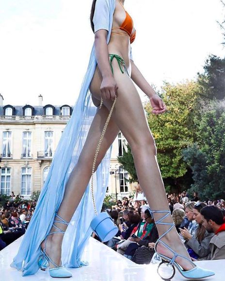 大饰所趋？不，现在时尚圈流行迷你套，连李佳琦都带货了