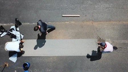 修马路不灌水泥,美国人直接用胶布,这是什么“智障”操作?