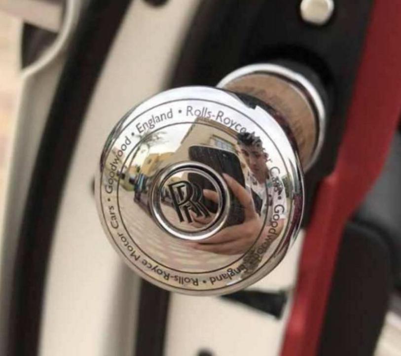 劳斯莱斯10万雨伞是怎么来的,带大家看看劳斯莱斯雨伞真实成本