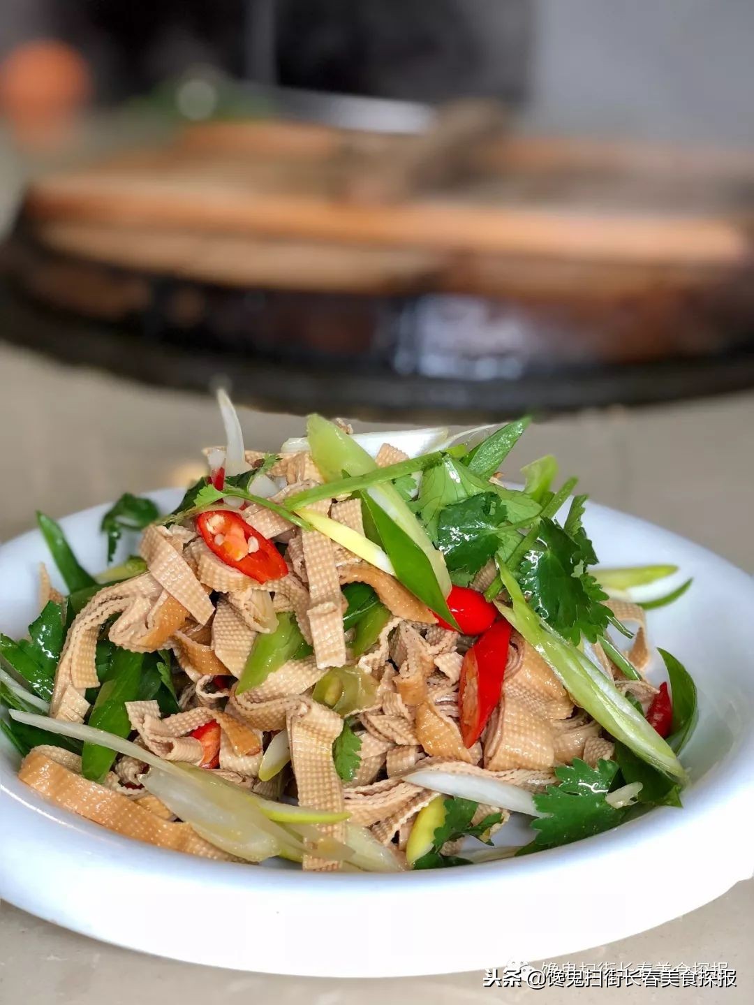 南湖别墅区藏个旧屯子，铁锅炖鱼天天爆满据说空姐都吃胖了！