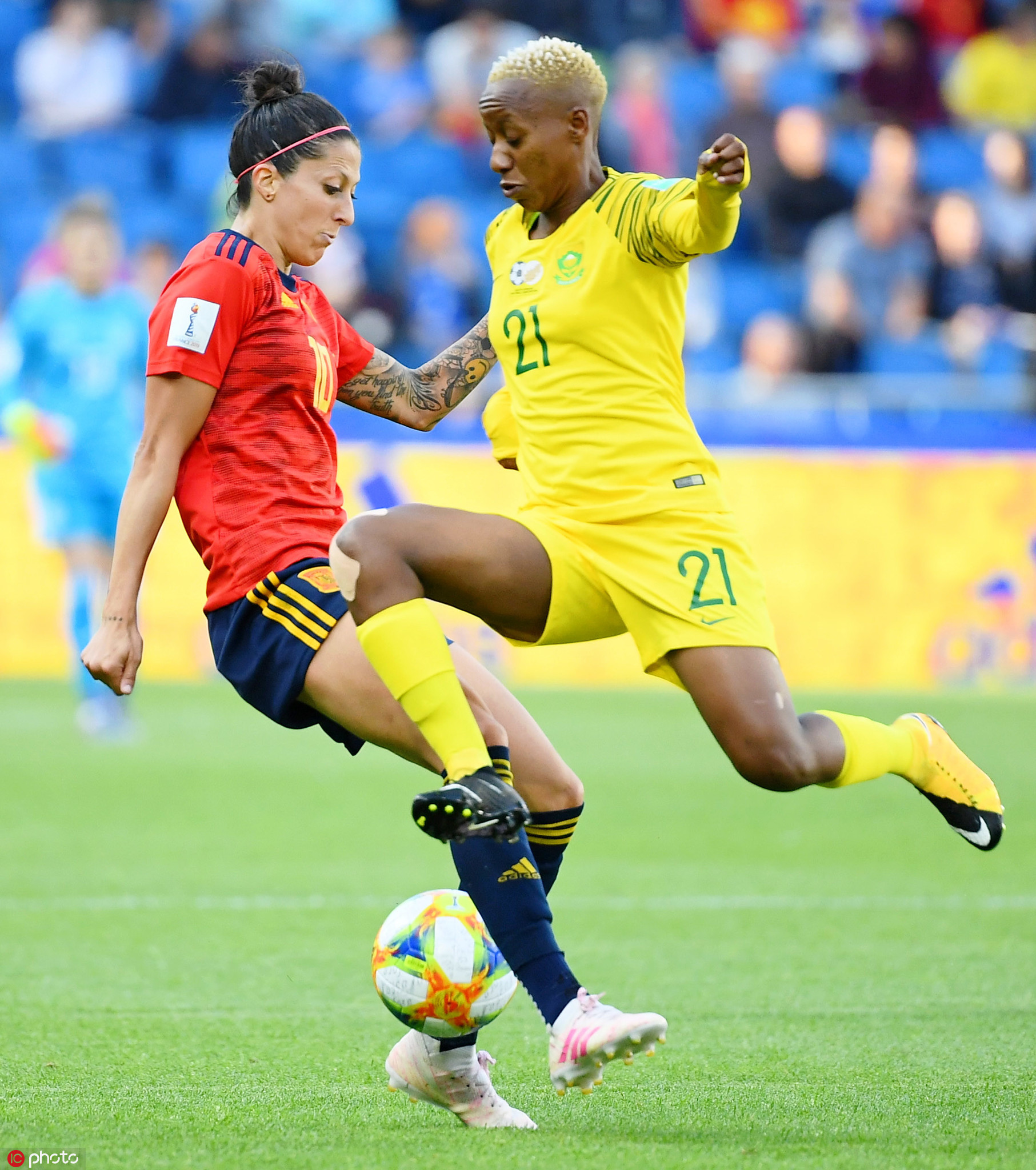 女足怎么挑选足球鞋又便宜又实惠,阿迪达斯女足世界杯足球鞋