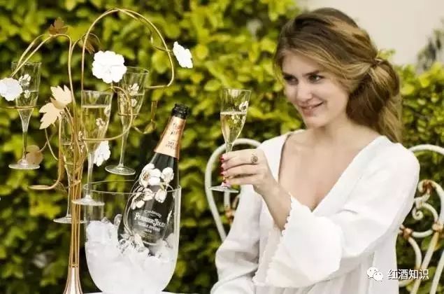 干红和甜葡萄酒哪个适合长期饮用,适量饮用葡萄酒的好处