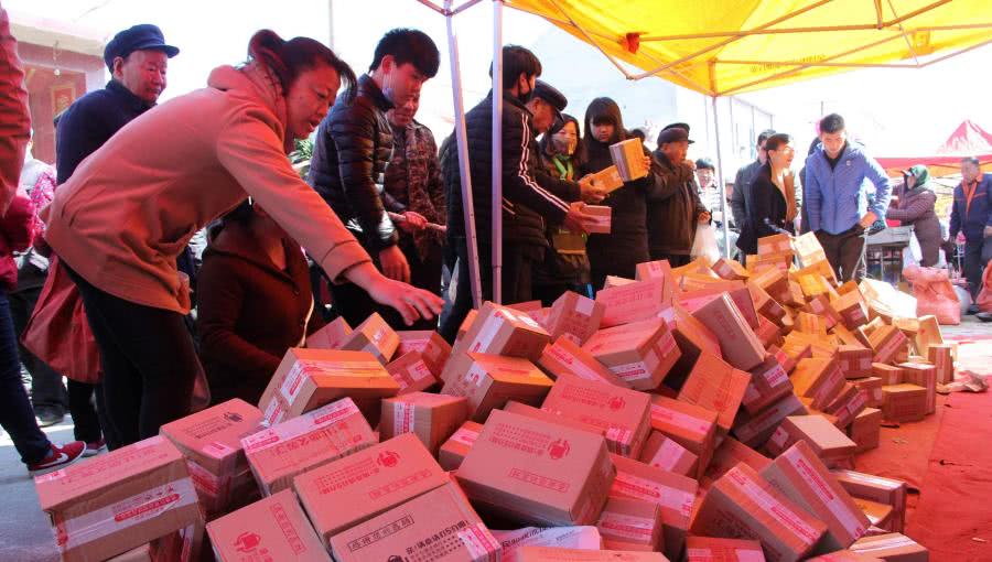 无主快递猫腻揭秘，网上当福袋10元包邮，网下称淘宝件遭村民围抢