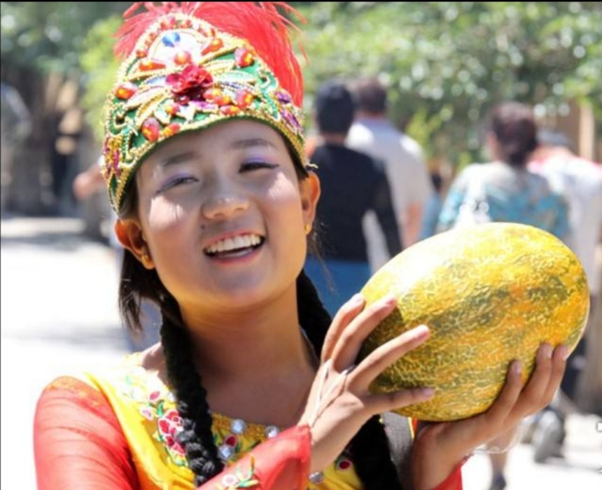 新疆吐鲁番火焰山脚下的哈密瓜,新疆葡萄沟吐鲁番的火焰山