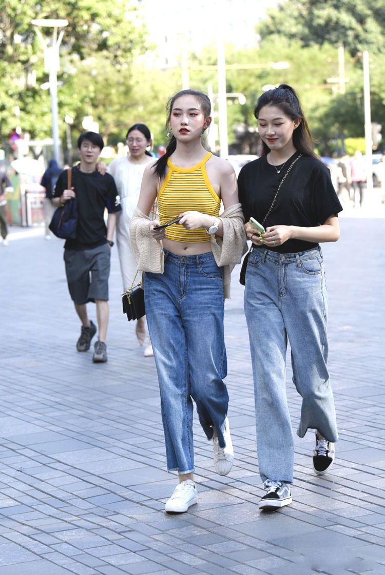 为什么夏天再热女生也穿长袖校服,夏天穿短裙是因为热吗