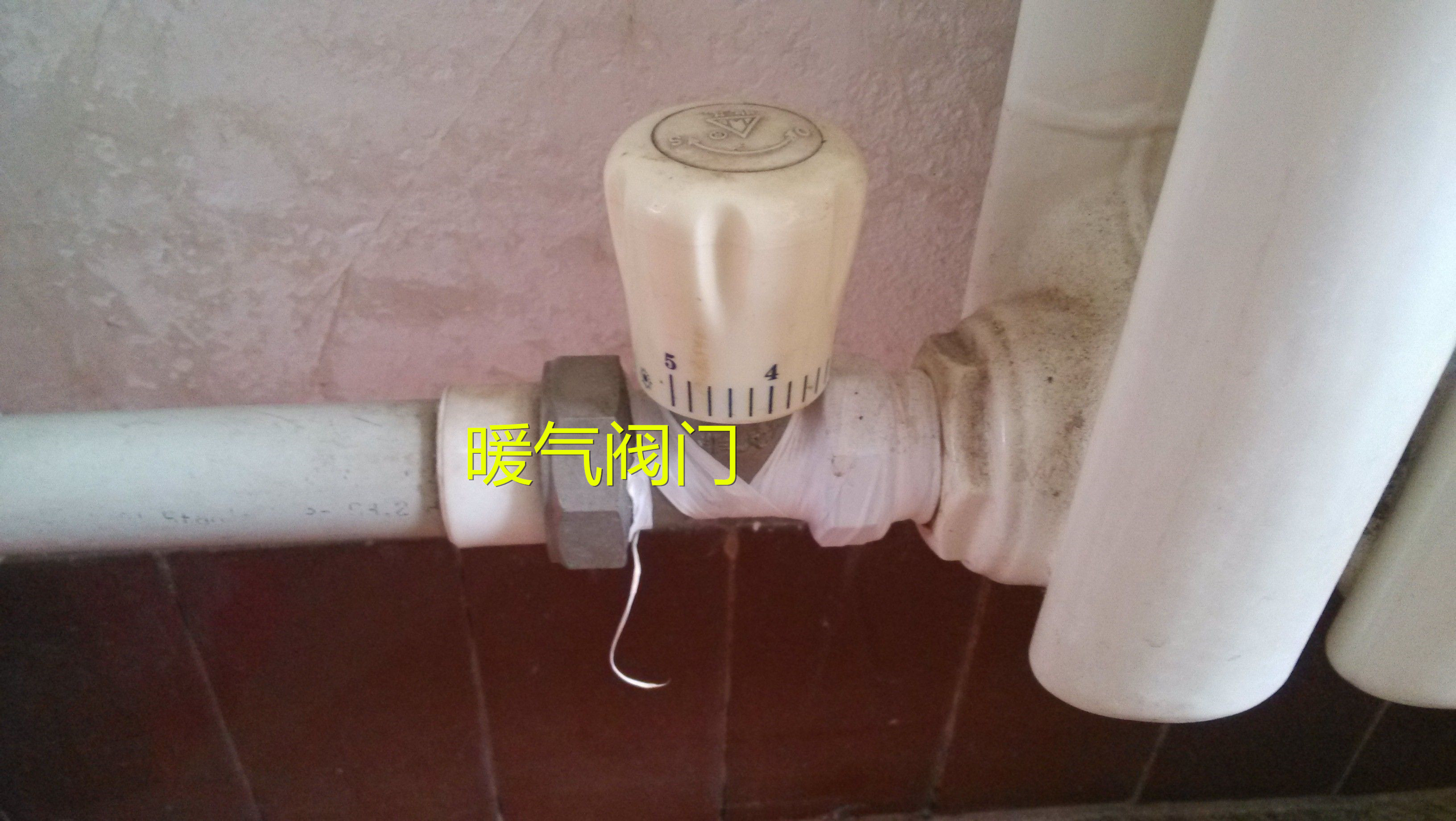 停暖后地面暖气管道出现渗水,暖气漏水地板被泡快速补救