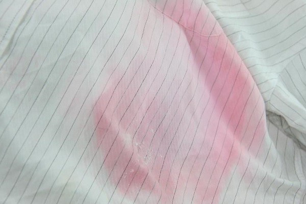 衣服上红酒酒渍能清除吗,衣服沾了红酒洗不掉的污渍怎么办