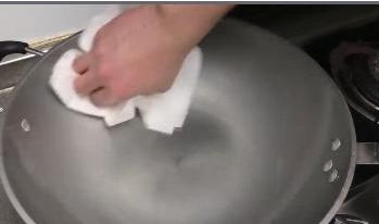 铁锅做饭为什么容易粘锅,铁锅做饭发黑还生锈