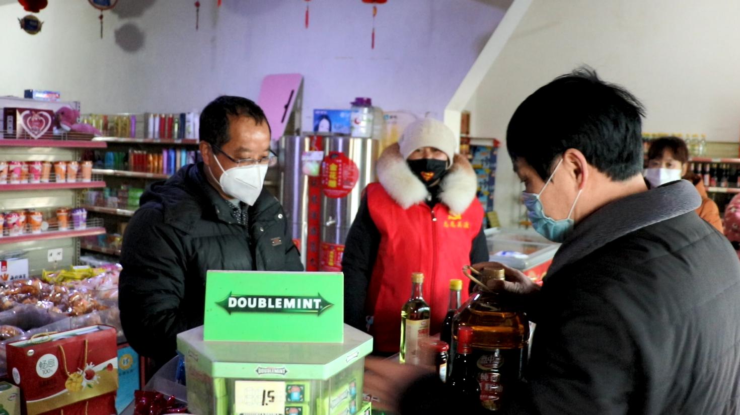 党员代购生活用品,乡村干部帮村民代购