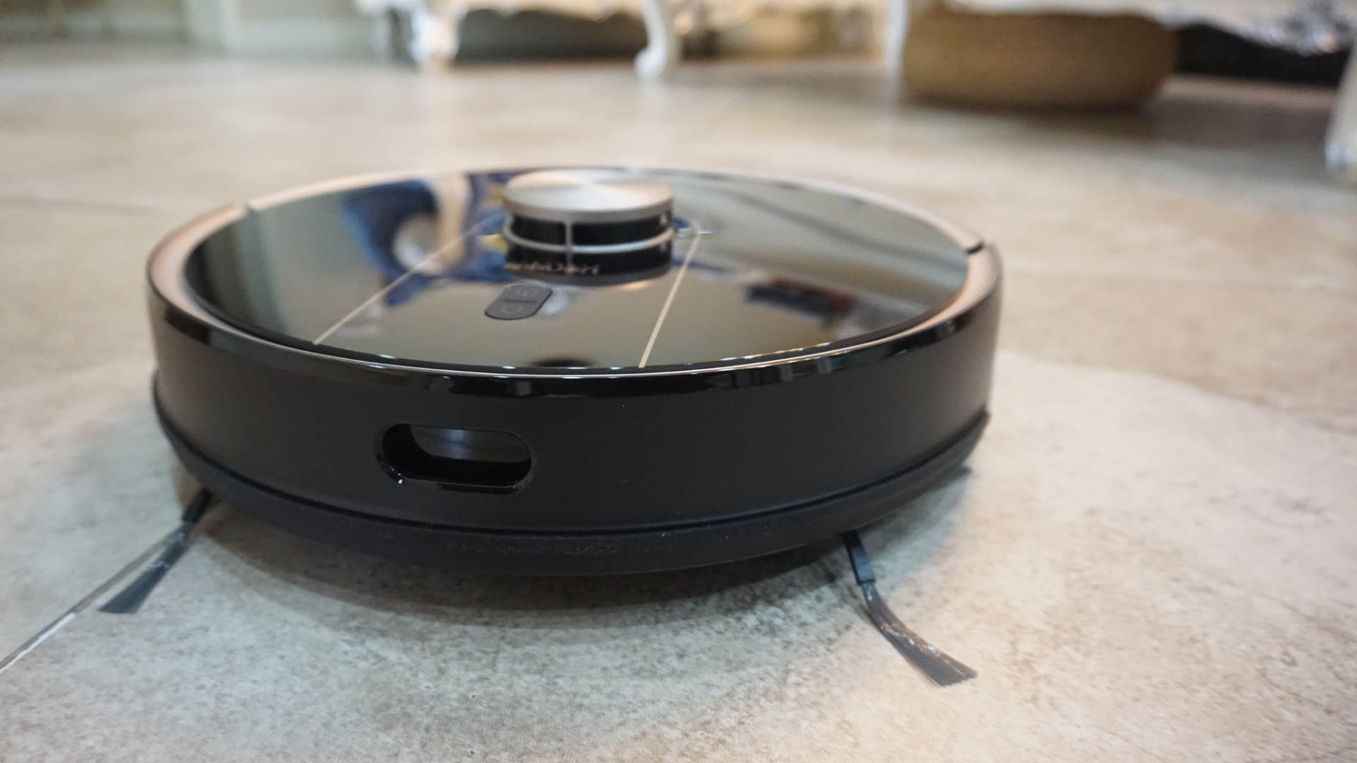 如何操作智能自动吸尘扫地机 (最简单的集尘扫地机器人)