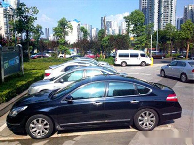 高温暴晒的汽车,高温天气汽车暴晒有啥影响