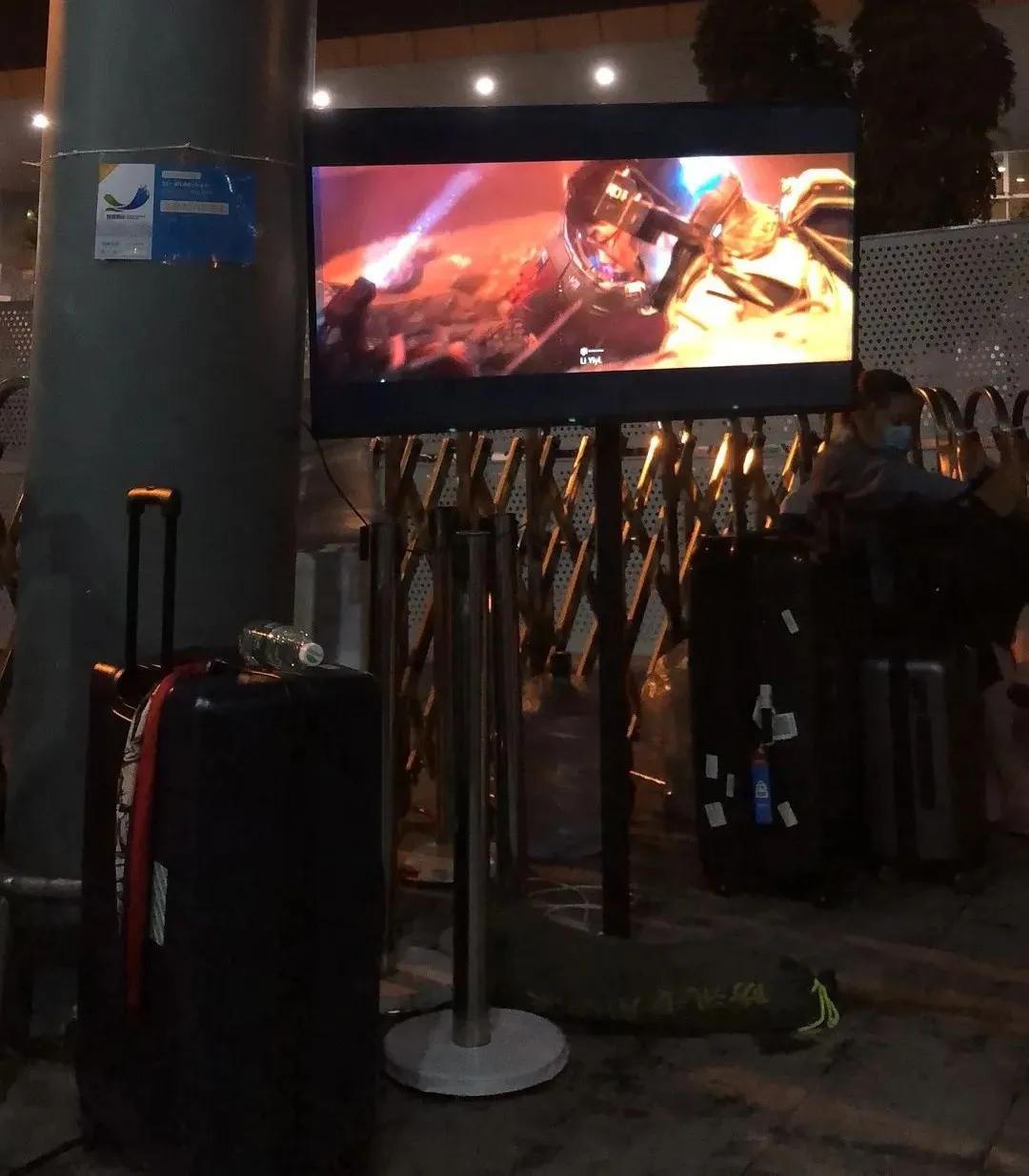 一票难求：为了能回国，她买了5张机票|对话留英中国留学生