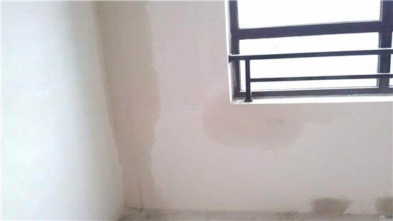冬天窗户漏水口往里漏水,窗户漏水了