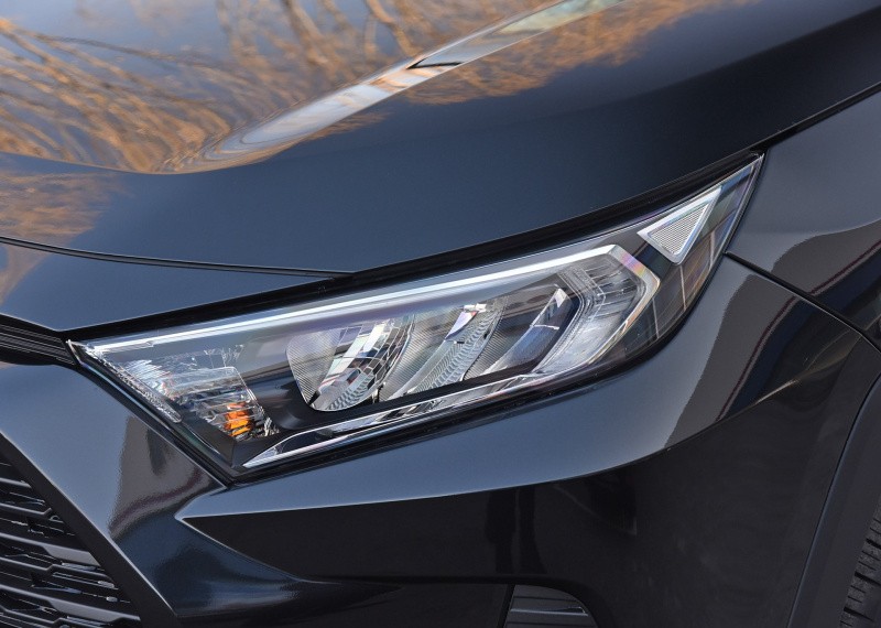 选择丰田荣放，因为它的动力表现强劲有力，驾乘感受舒适安静