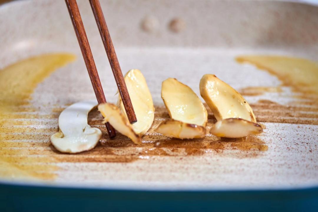 新鲜松茸怎么吃这些吃法值得一试,新鲜松茸清洗后吸水量大保存方法