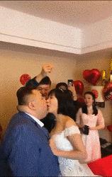 这个手势代表什么意思,中指无名指弯曲这个手势什么意思