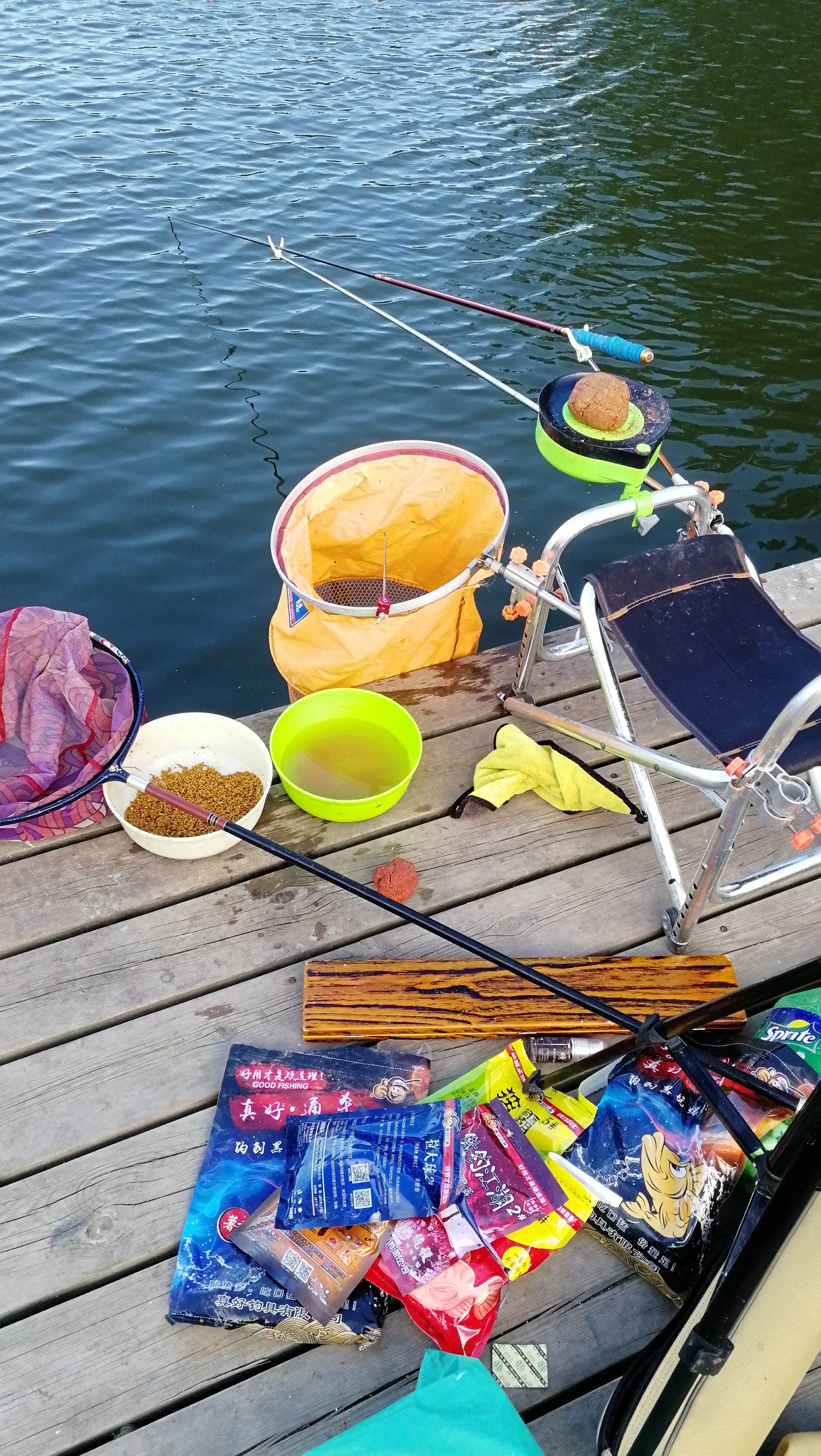 钓鱼先诱鱼，这么多年的钓鱼经验告诉我，打窝也是很有技巧的