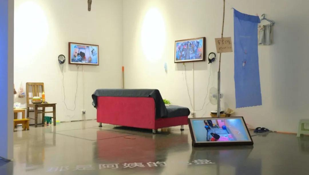 向对面出租屋射了一箭:80后妈妈王莹在城中村的实验艺术