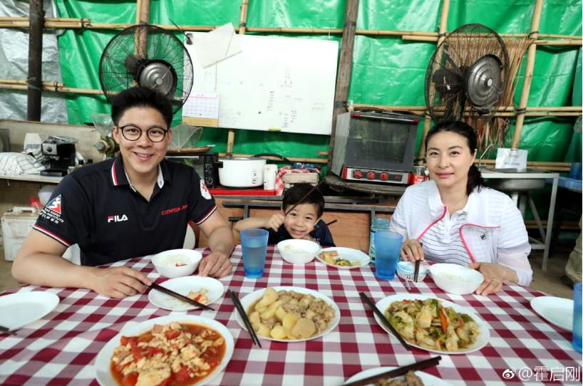 郭晶晶霍启刚带孩子稻田插秧,霍启刚郭晶晶一起插秧吃农家饭