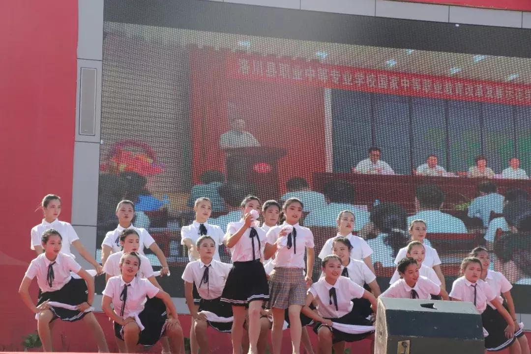 青春永向党建功新时代团日活动,青春心向党奋斗正当时入团仪式