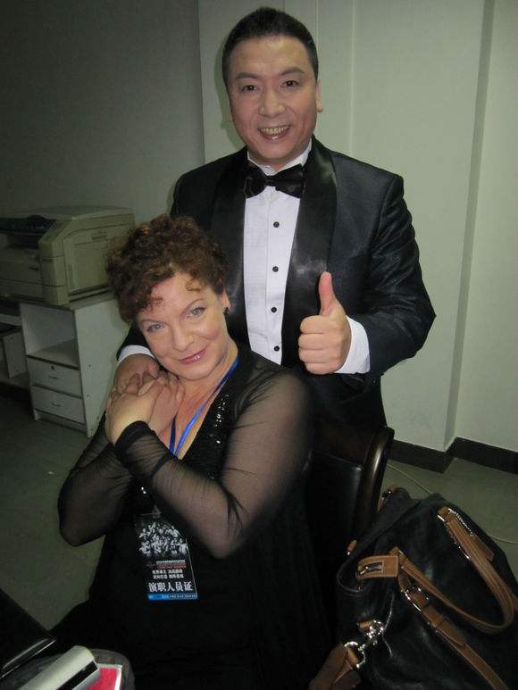 搏击主持人郑环宇又喊话韩红：江湖险恶，慈善水深，其实我暗恋你