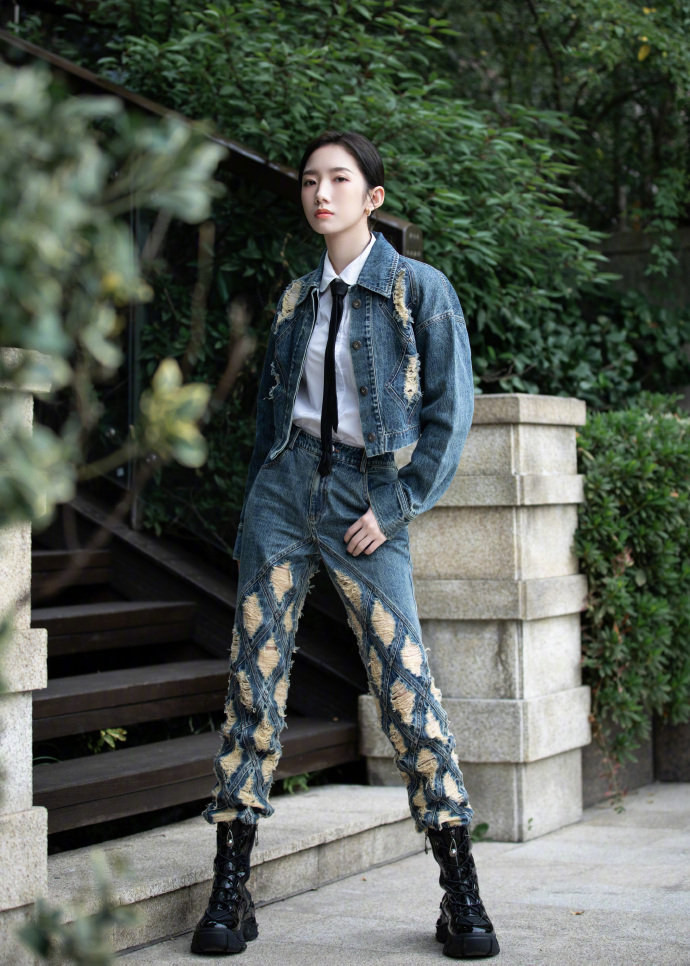 孟美岐同款衣服搭配,孟美岐的其他穿搭也是很显魅力的