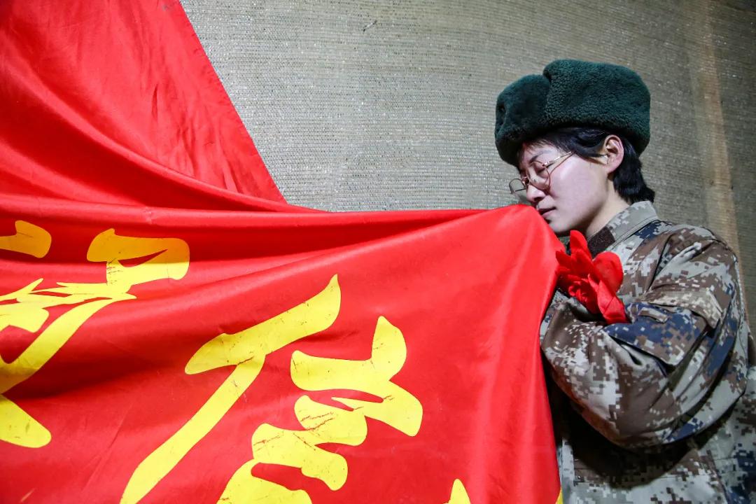 老兵退伍感人瞬间,老兵退伍潸然泪下