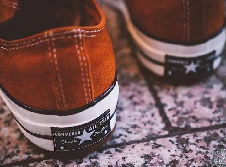 一双球鞋炒到69999元,一双球鞋从1299元炒到7299