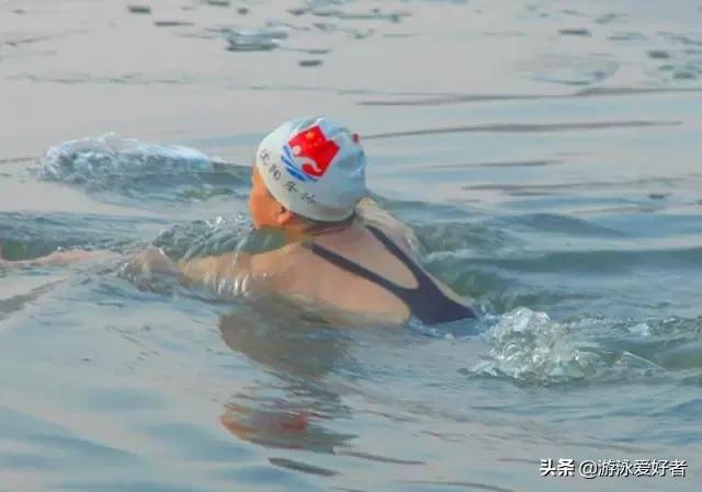 女人自妖娆，冬泳对女性有许多益处