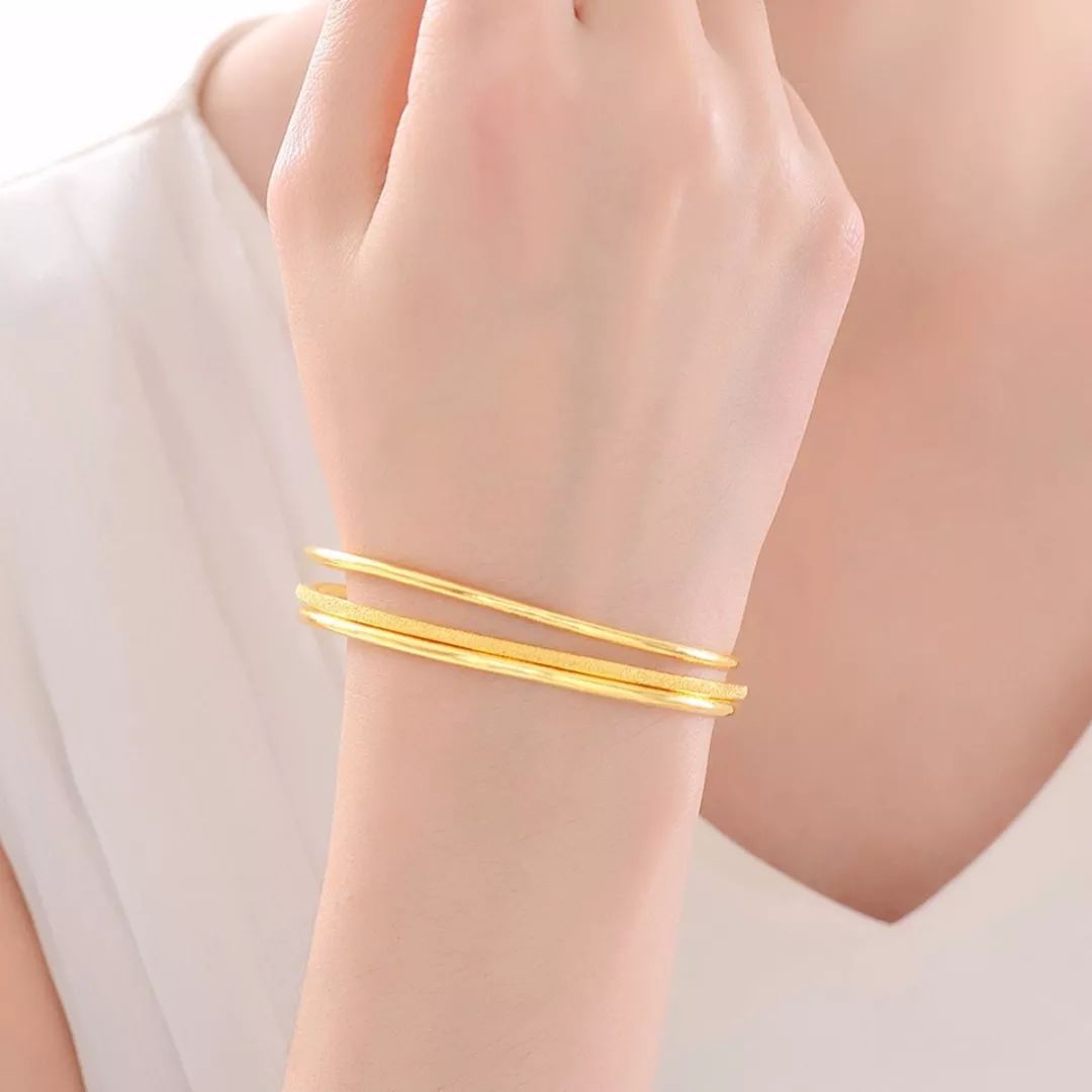 老凤祥周大福三生三世纯金手镯 (周大福与老凤祥金镯子哪个好)