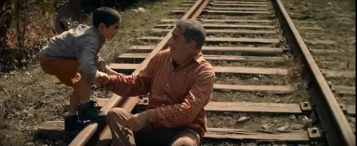 《文胸奇缘》：火车司机拿着文胸到处寻找失主，这影片太不正经了