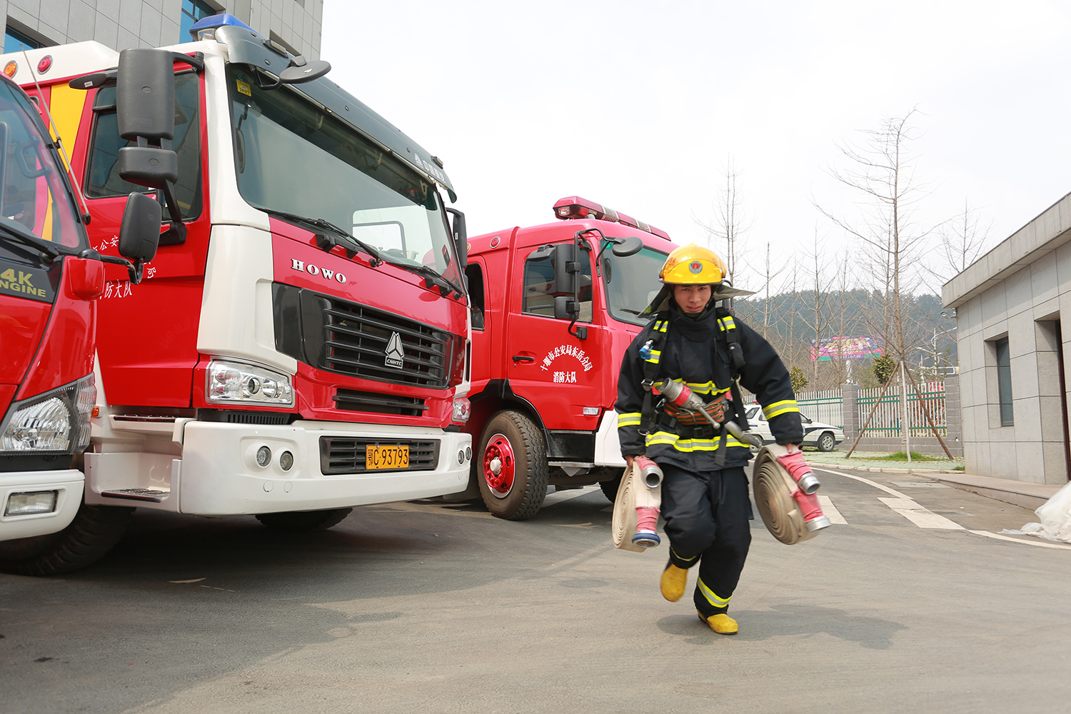 加油站起火工作人员怎么救火,加油站着火消防员去救火的视频