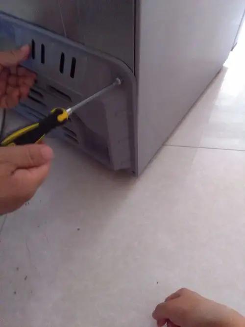 冰箱储水盒发臭排水管要洗吗,冰箱储水盒清理了还是有臭味