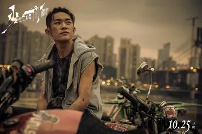 少年的你易烊千玺周冬雨精彩演技,少年的你易烊千玺尾随保护周冬雨