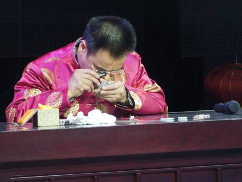 美女带玉蝉去鉴宝专家说胆子真大,鉴宝专家女子佩戴价值百万玉蝉