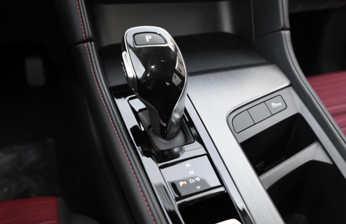 同重量的轿车和suv哪个省油,15万买强实力家用车买这4款准没错