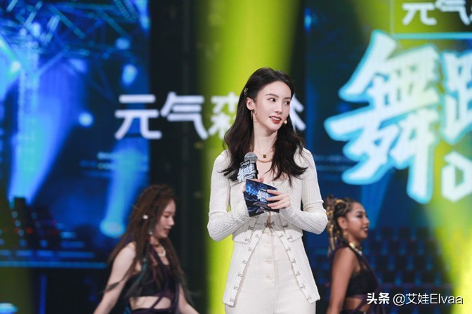 金晨逛完影城太端着,穿大码毛衣配直筒裤走机场,打扮低调过头了