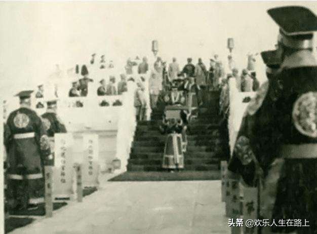 罕见老照片：1915年袁世凯身穿龙袍登基称帝全过程