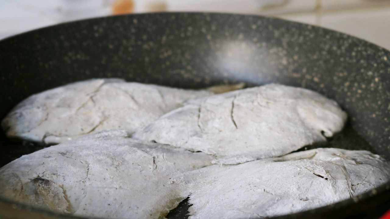 香煎鲳鱼的家常做法大全集,白鲳鱼怎样香煎外酥内嫩