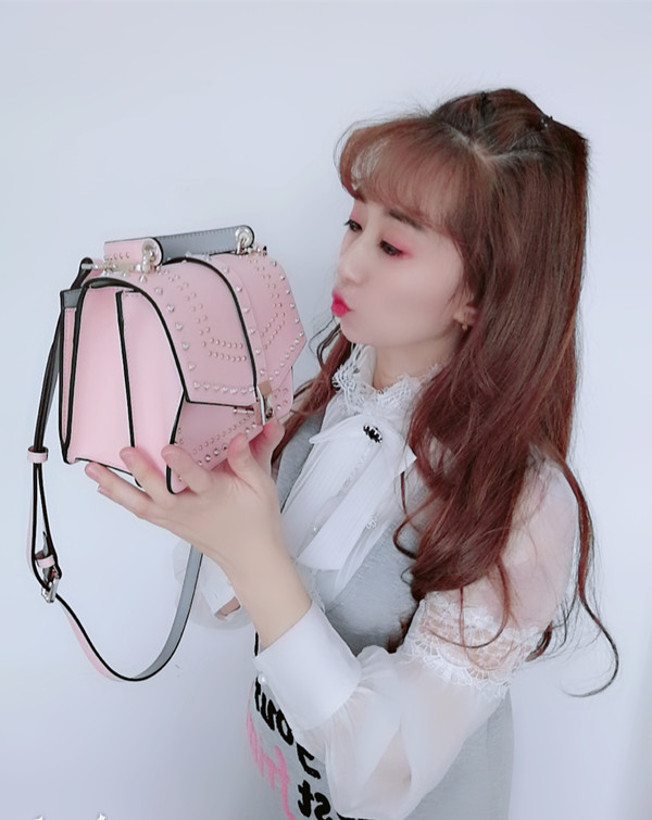 pernelle白色铆钉小包,elle双肩铆钉背包