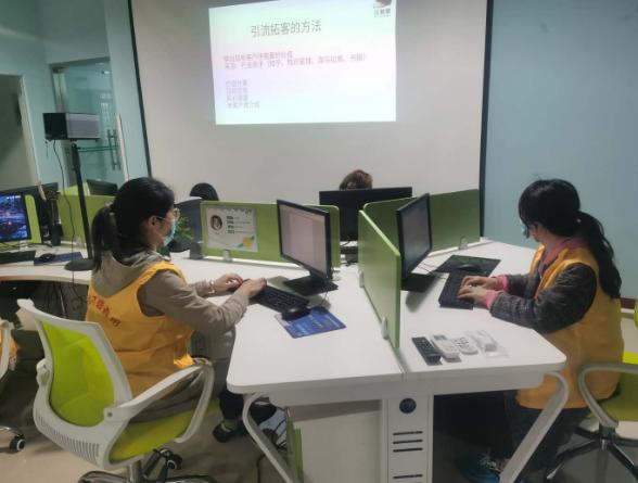 双腿残疾女孩带领农村人致富,95后残疾女孩靠做工带乡亲致富