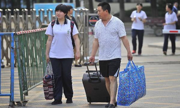 家里供一个大学生每年需要多少钱,普通家庭培养大学生四年花多少钱