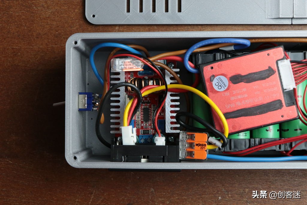 怎么用手机做笔记本电脑的电源,自制移动电源可以给笔记本充电