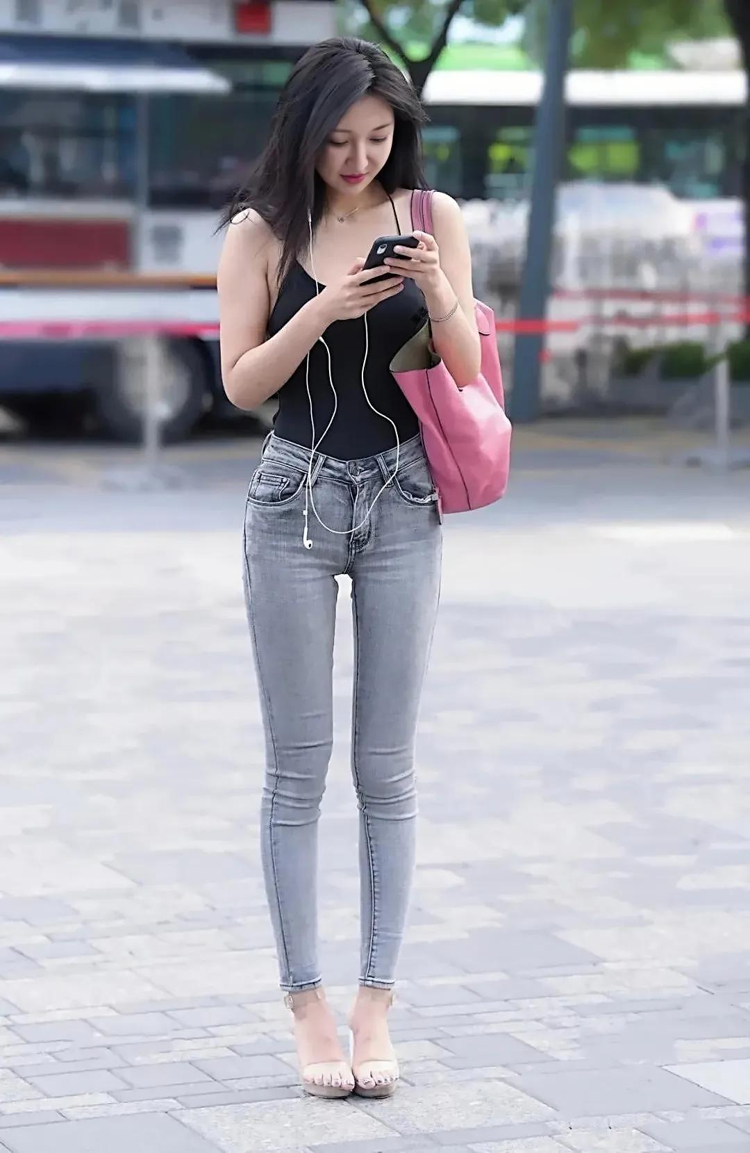 穿牛仔裤的小姐姐腰有多细,好身材牛仔裤小姐姐