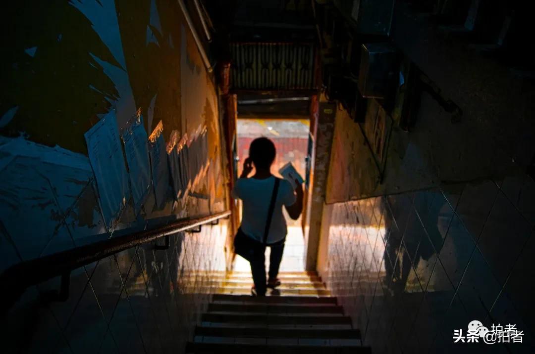 香港劏房妈妈生3个女儿,香港住劏房的妈妈