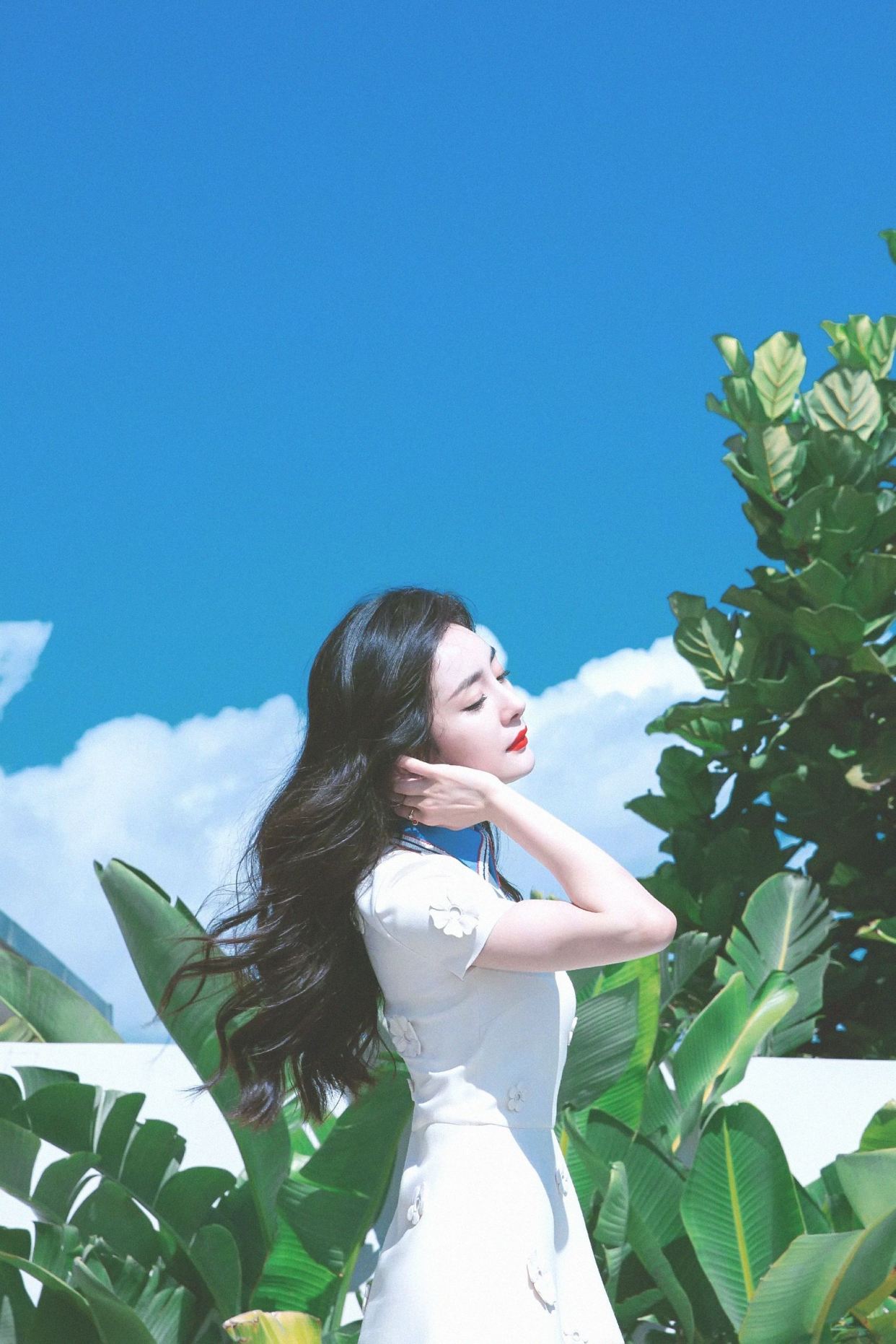 杨幂走路姿势动图,杨幂爬凳子姿势