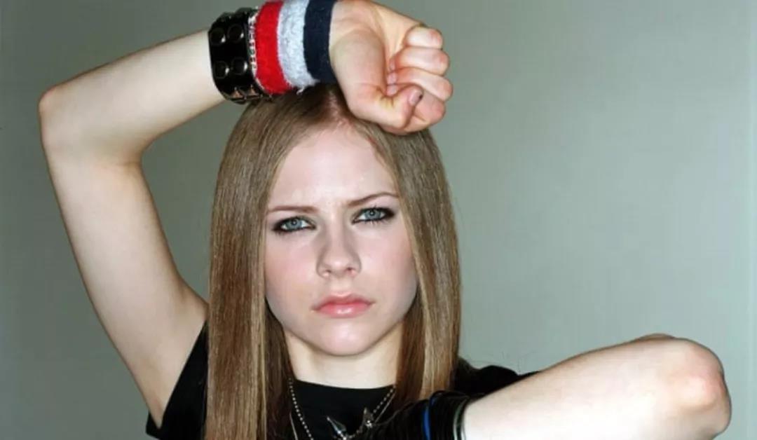 18岁红透全球却因患病失联,被揣测去世后涅槃重生,她叫艾薇儿