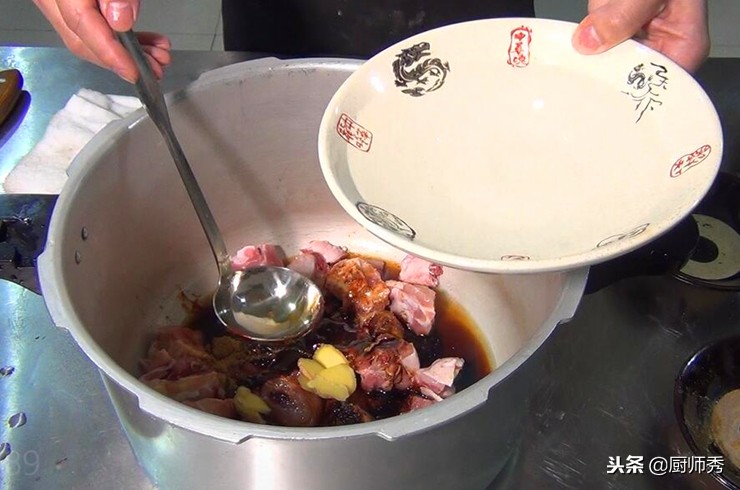 鹏厨的家常鸡做法,鹏厨开封扣碗黄焖鸡视频